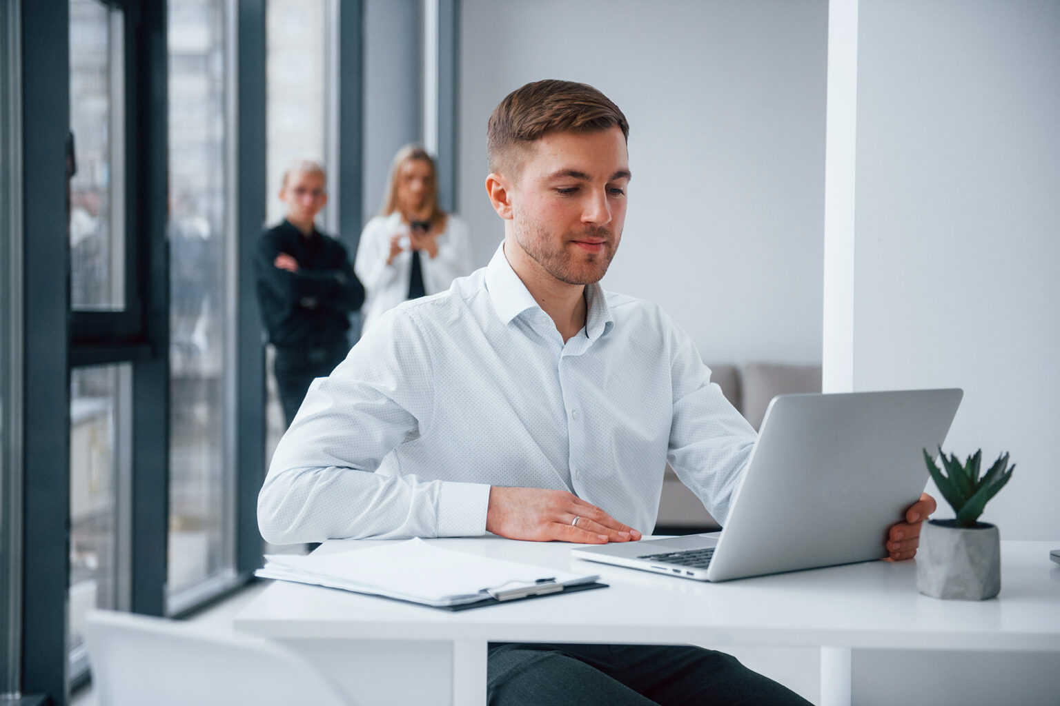 The New Leadership Playbook: Managing Teams in the Digital Age