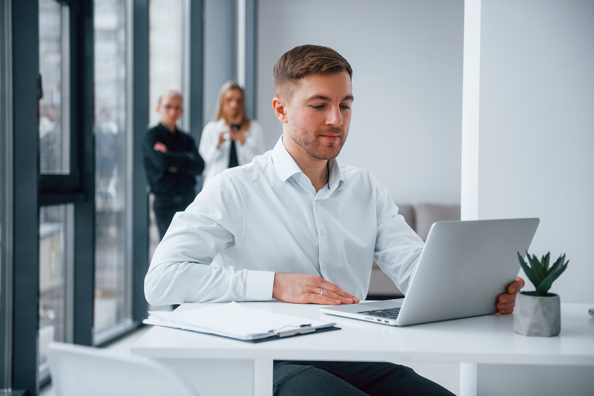 The New Leadership Playbook: Managing Teams in the Digital Age